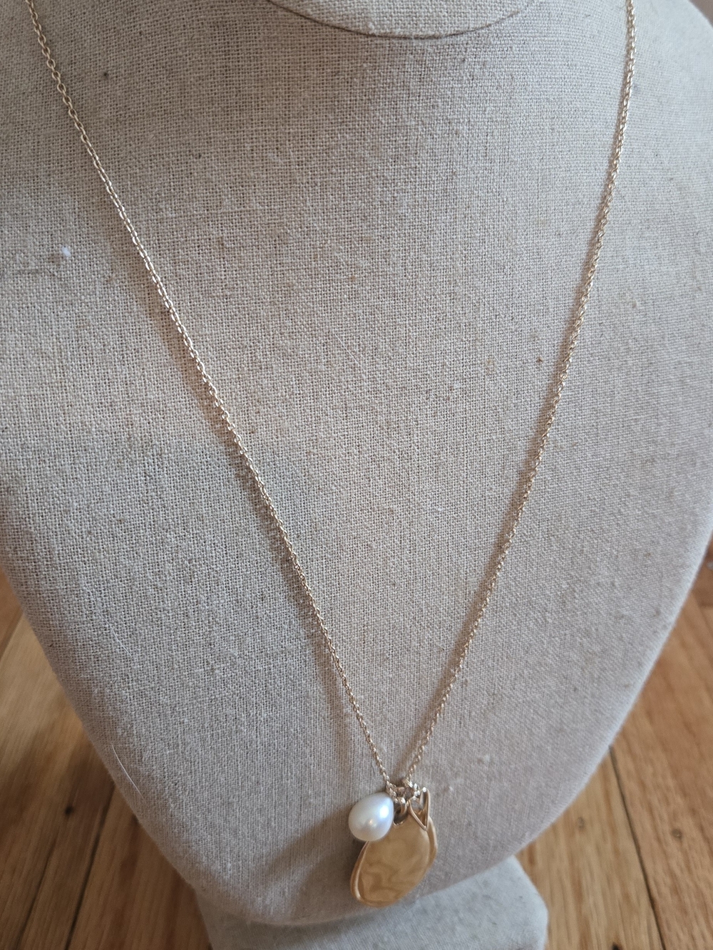 Stella & Dot Gold Chain Necklace with White Pearl and Gold Disc